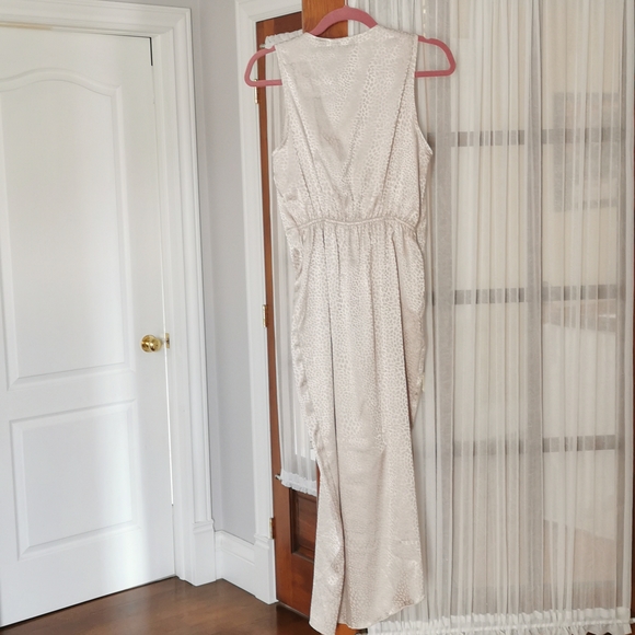 Flounce London sleeveless satin midi dress with twist and drape in metallic - Picture 5 of 6